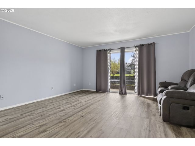 1702 Ne HOGAN Dr, Gresham, OR 97030