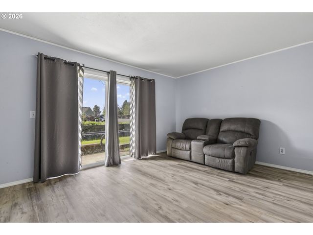 1702 Ne HOGAN Dr, Gresham, OR 97030