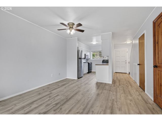 1702 Ne HOGAN Dr, Gresham, OR 97030