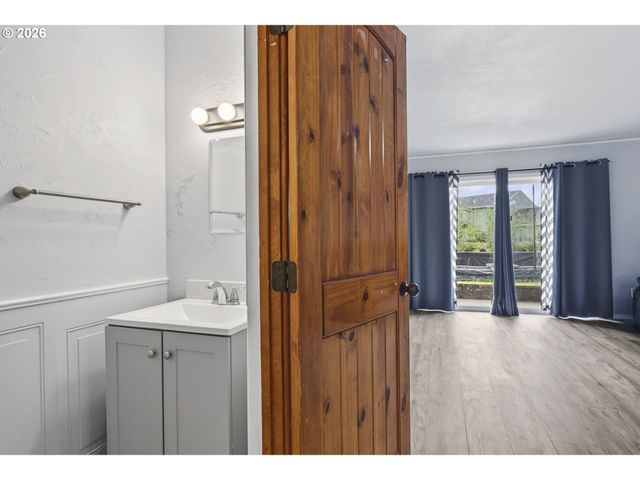 1702 Ne HOGAN Dr, Gresham, OR 97030