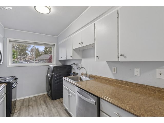 1702 Ne HOGAN Dr, Gresham, OR 97030