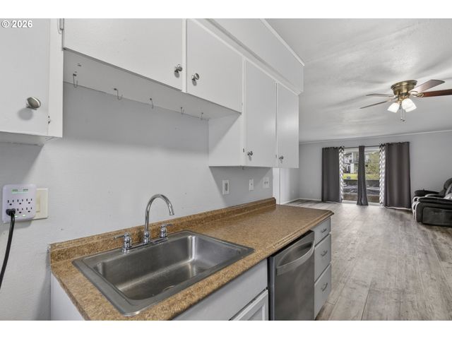 1702 Ne HOGAN Dr, Gresham, OR 97030