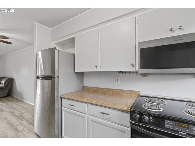 1702 Ne HOGAN Dr, Gresham, OR 97030