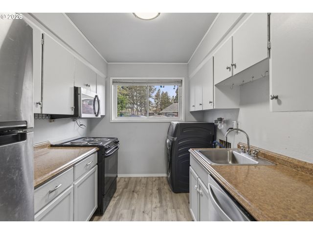 1702 Ne HOGAN Dr, Gresham, OR 97030