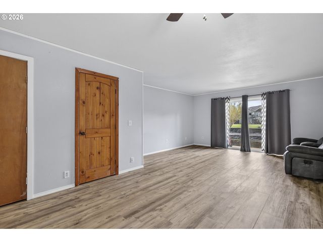 1702 Ne HOGAN Dr, Gresham, OR 97030