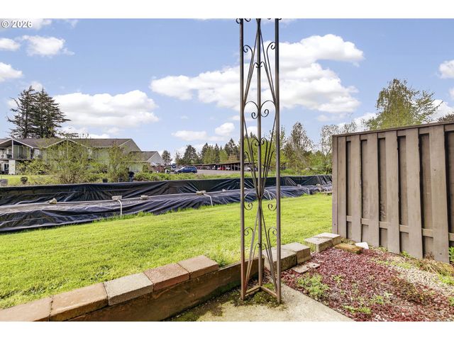 1702 Ne HOGAN Dr, Gresham, OR 97030