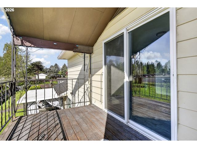 1702 Ne HOGAN Dr, Gresham, OR 97030