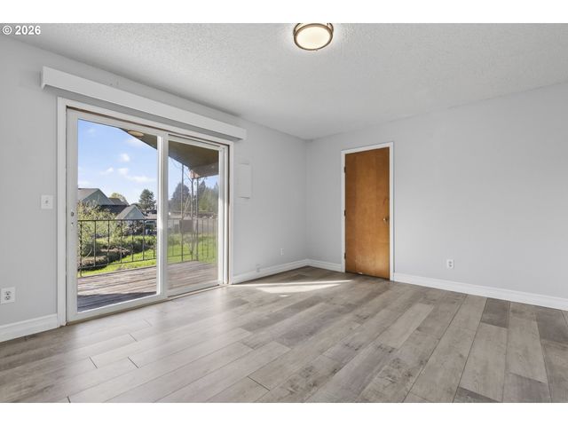 1702 Ne HOGAN Dr, Gresham, OR 97030