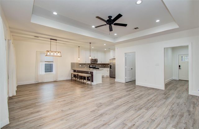 401 S Blackwell Street, La Porte, TX 77571