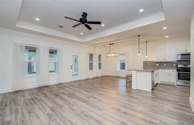 401 S Blackwell Street, La Porte, TX 77571