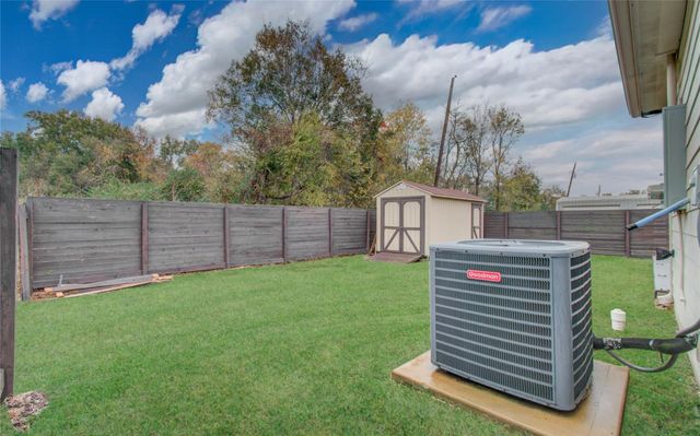 401 S Blackwell Street, La Porte, TX 77571