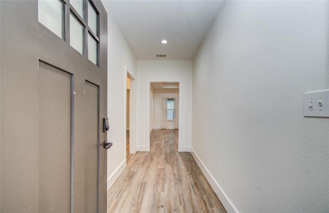 401 S Blackwell Street, La Porte, TX 77571