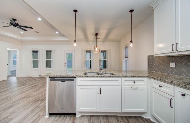 401 S Blackwell Street, La Porte, TX 77571