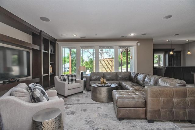 4140 N Redbud Lane, Riverside, MO 64150