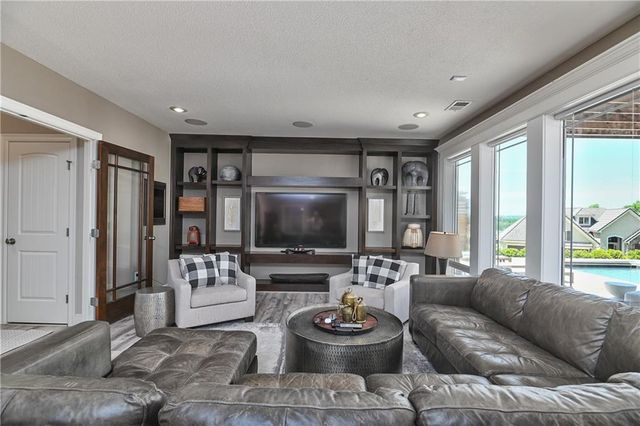 4140 N Redbud Lane, Riverside, MO 64150