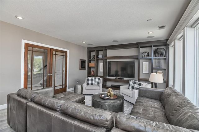 4140 N Redbud Lane, Riverside, MO 64150