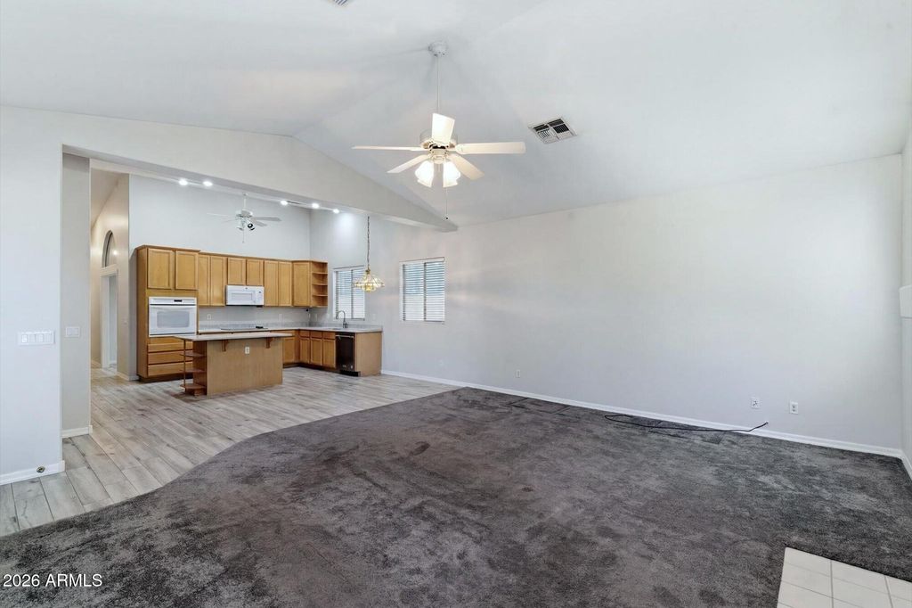Image 10 of property listing at 7001 W LONE CACTUS Drive, Glendale, AZ 85308