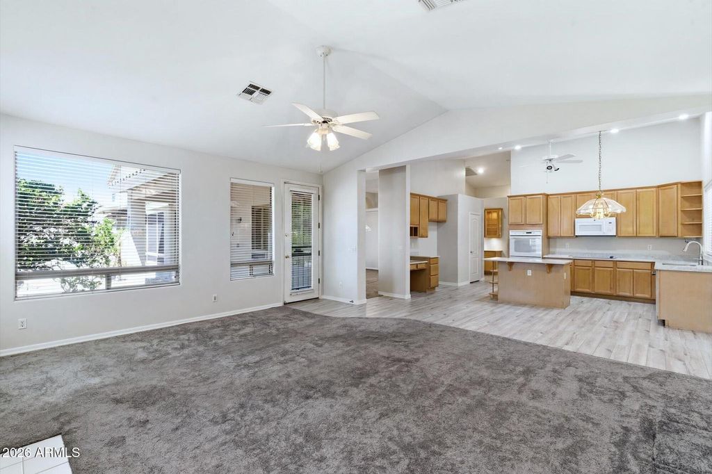 Image 11 of property listing at 7001 W LONE CACTUS Drive, Glendale, AZ 85308