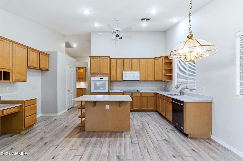 Image 12 of property listing at 7001 W LONE CACTUS Drive, Glendale, AZ 85308