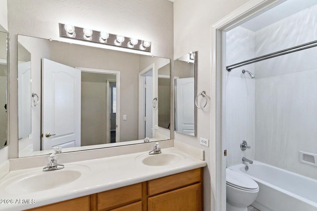 Image 23 of property listing at 7001 W LONE CACTUS Drive, Glendale, AZ 85308
