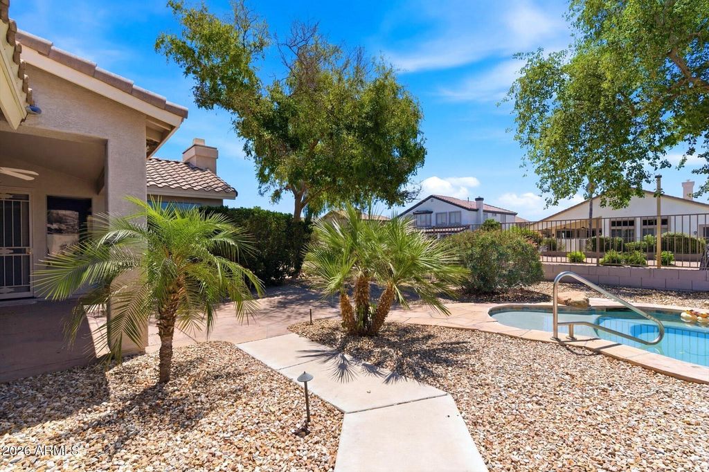 Image 25 of property listing at 7001 W LONE CACTUS Drive, Glendale, AZ 85308