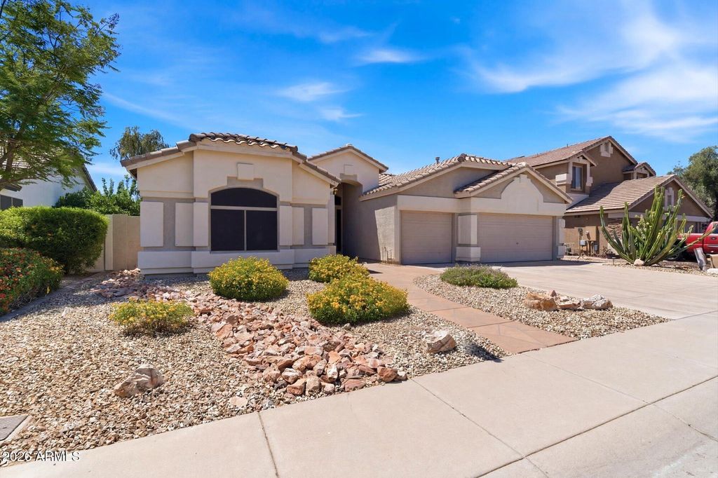 Image 26 of property listing at 7001 W LONE CACTUS Drive, Glendale, AZ 85308