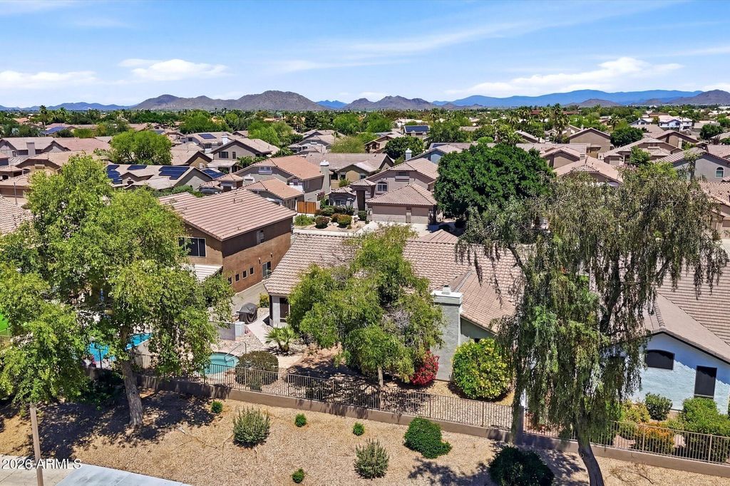 Image 27 of property listing at 7001 W LONE CACTUS Drive, Glendale, AZ 85308