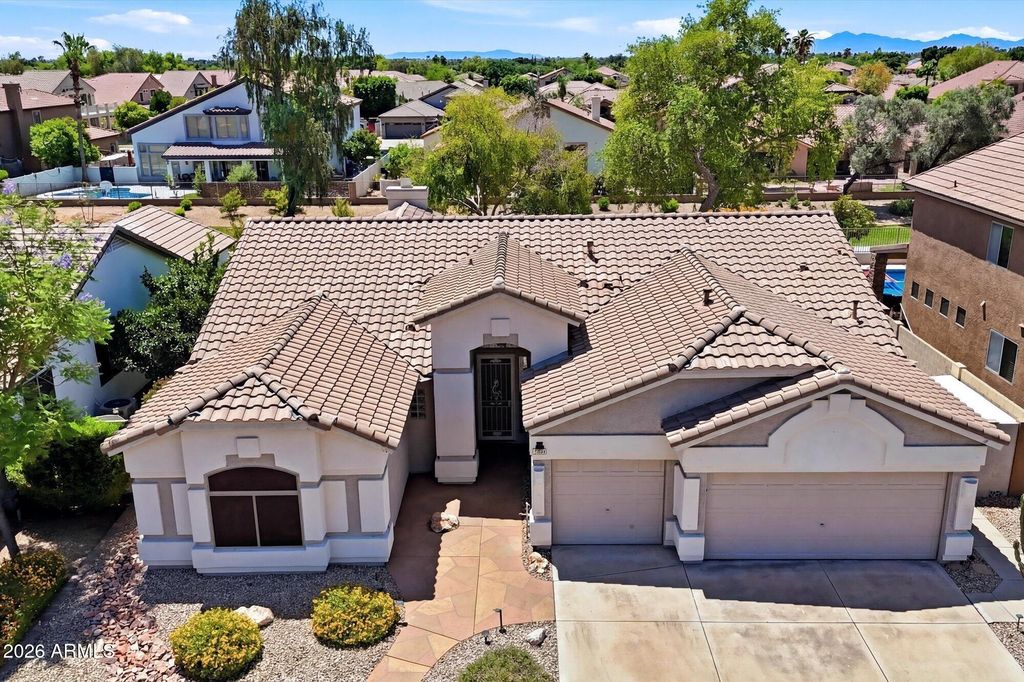 Image 30 of property listing at 7001 W LONE CACTUS Drive, Glendale, AZ 85308