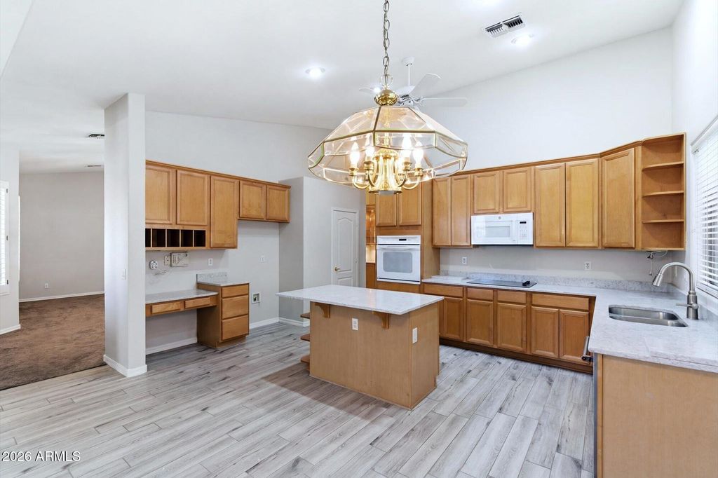 Image 5 of property listing at 7001 W LONE CACTUS Drive, Glendale, AZ 85308