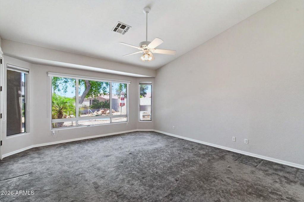 Image 7 of property listing at 7001 W LONE CACTUS Drive, Glendale, AZ 85308