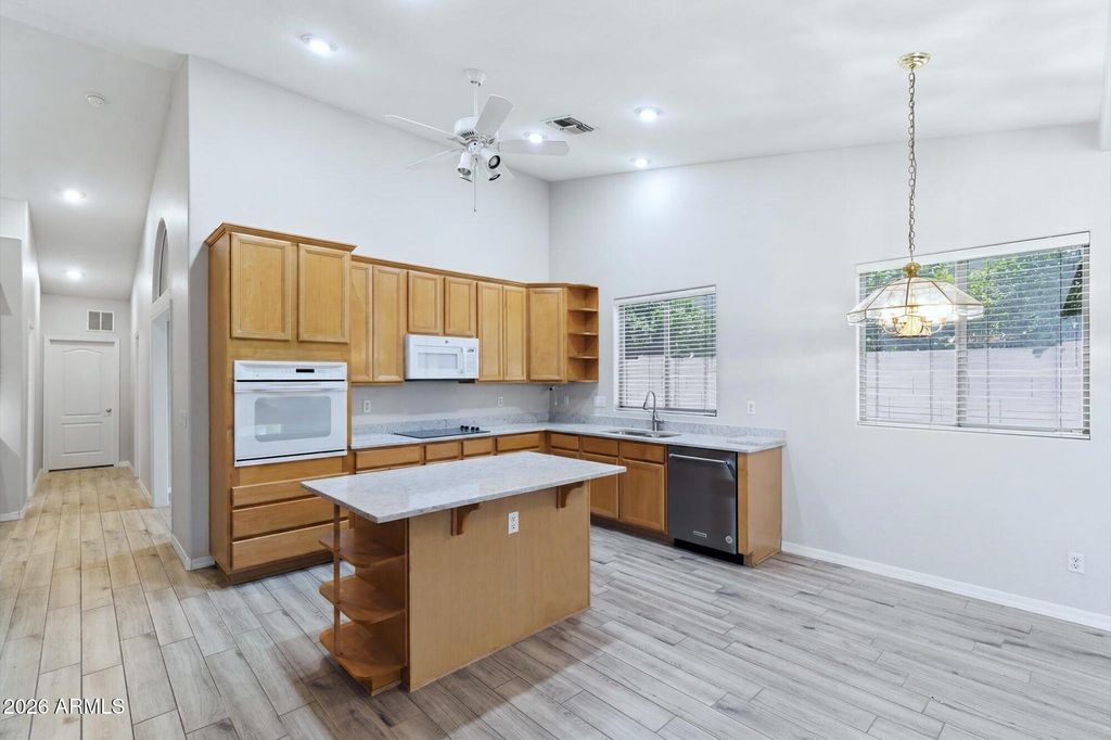 Image 8 of property listing at 7001 W LONE CACTUS Drive, Glendale, AZ 85308