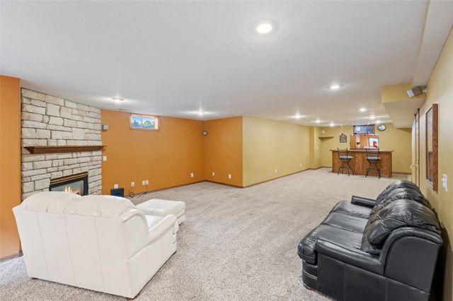4920 Claremont Court, Pleasant Hill, IA 50327