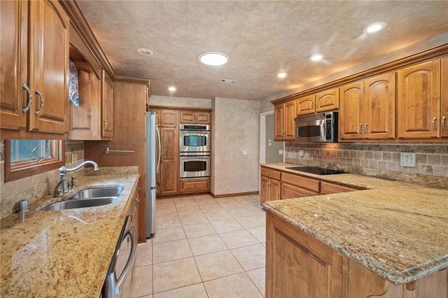 4 Huskins Circle, Bella Vista, AR 72715