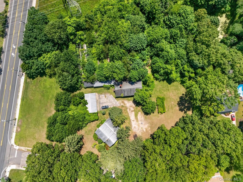 39 Seaman Neck Road 39, Dix Hills, NY 11746 — exterior