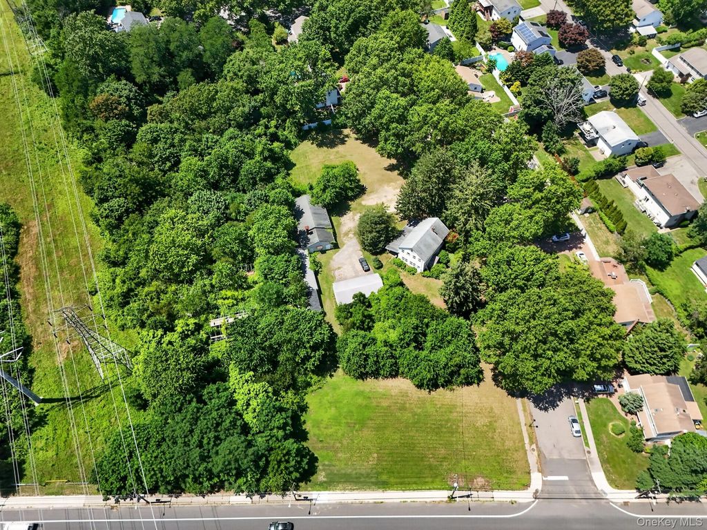 39 Seaman Neck Road 39, Dix Hills, NY 11746 — photo 2
