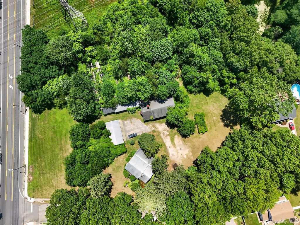 39 Seaman Neck Road 39, Dix Hills, NY 11746 — photo 3