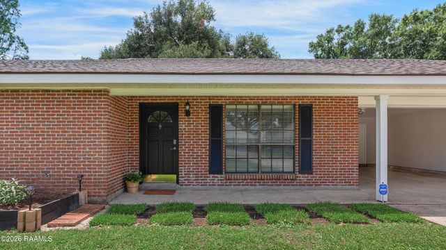 118 Village Green Drive, Youngsville, LA 70592