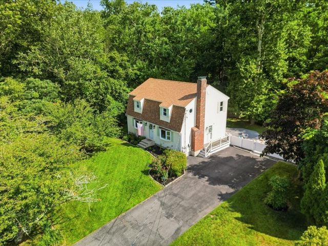 77 Briar Rd, Taunton, MA 02780
