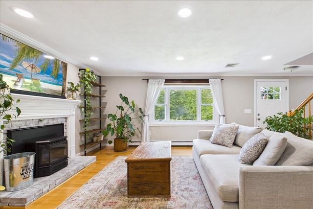 77 Briar Rd, Taunton, MA 02780