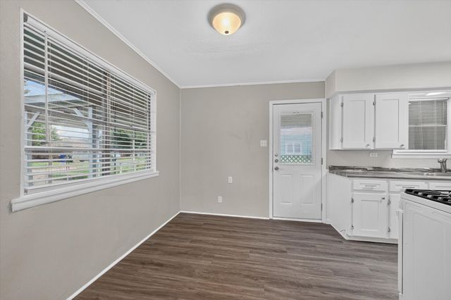 208 D Street, Whitesboro, TX 76273