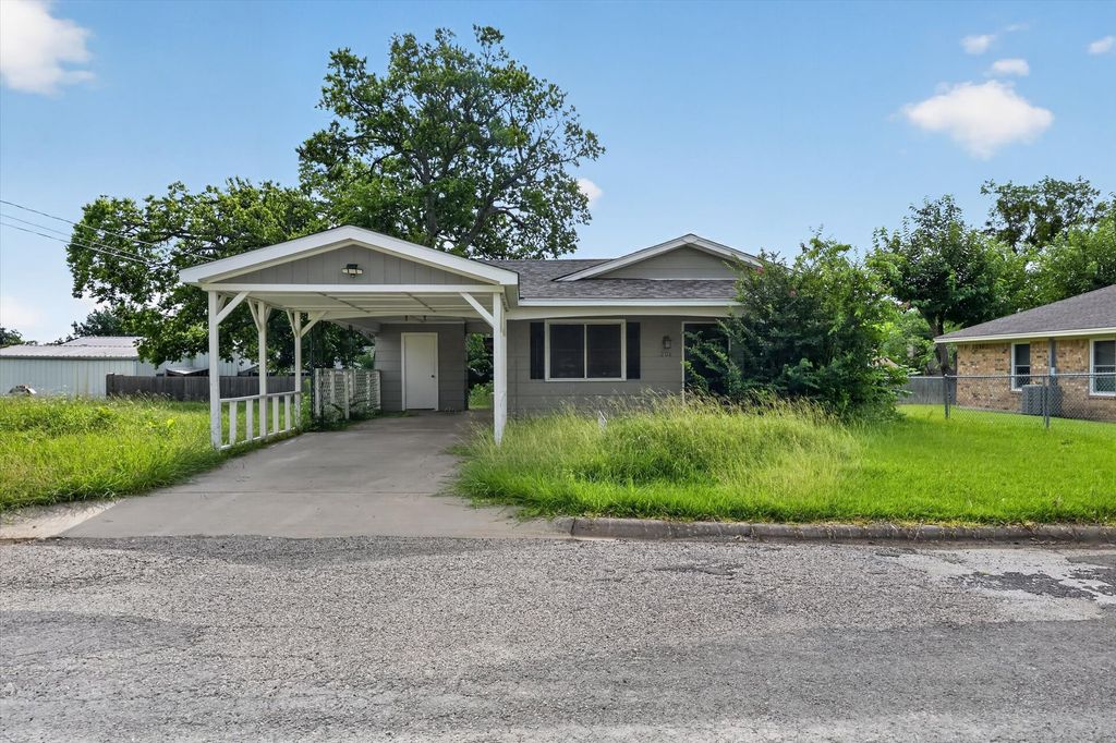 208 D Street, Whitesboro, TX 76273