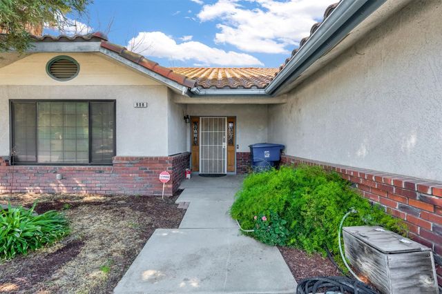 908 Suburban Avenue, Madera, CA 93637