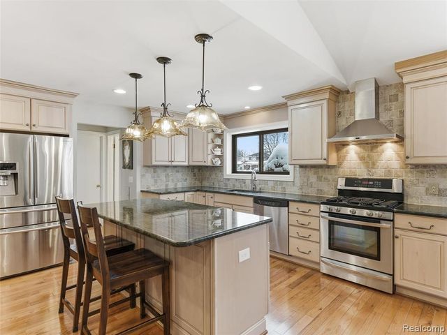 15850 Valerie Drive, Macomb, MI 48044