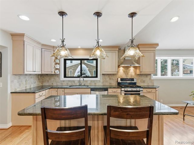 15850 Valerie Drive, Macomb, MI 48044