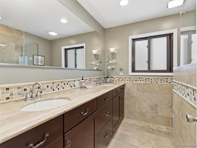 15850 Valerie Drive, Macomb, MI 48044