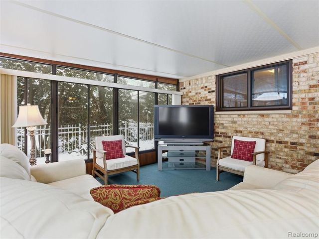 15850 Valerie Drive, Macomb, MI 48044