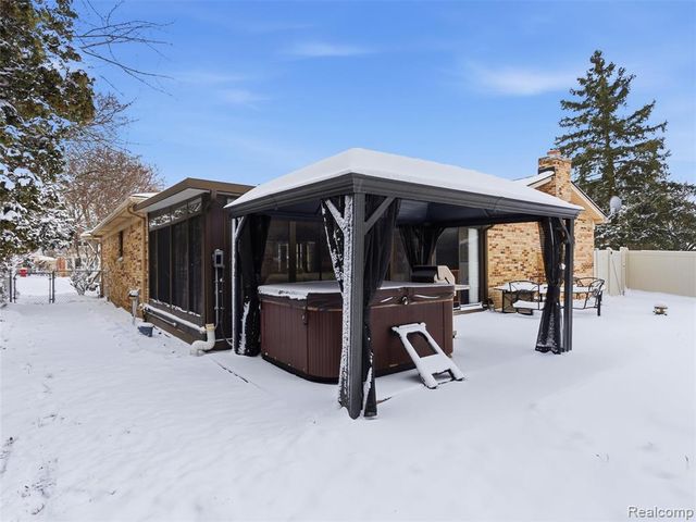 15850 Valerie Drive, Macomb, MI 48044