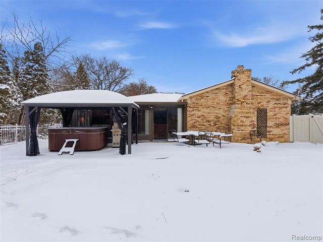 15850 Valerie Drive, Macomb, MI 48044