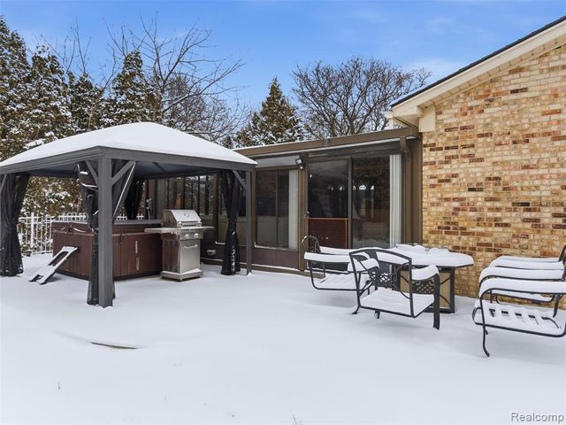 15850 Valerie Drive, Macomb, MI 48044