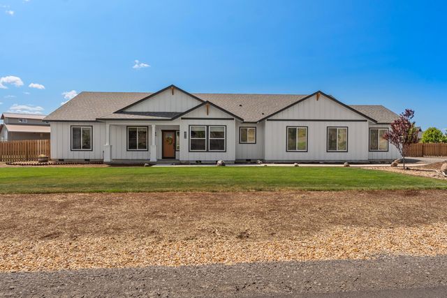 3956 NW 39th Drive, Redmond, OR 97756